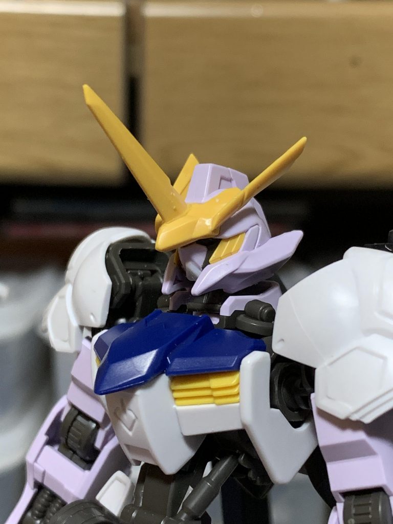 角の角度を前に倒すように変更。それからフェイスも顎を削ってプラ板を貼って変更しました。でもやっぱりあんまり変わってない印象w