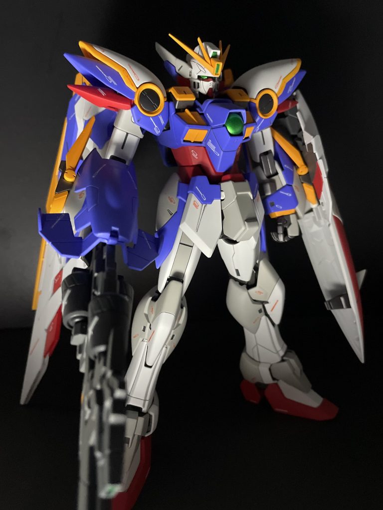 メイン白はGXクールホワイトに明度を落としたもの、グレーはガイアニュートラルグレー2を採用。ブルー部はガイアブライトロイヤルブルーです。フレームは最近お気に入りにフレームメタリック1。改修箇所はいつもの首と顎の延長、腕の付け根部分を少し短縮し腕と胴体が近づくようにした程度です。素のプロポーションが素晴らしいキットでした。
