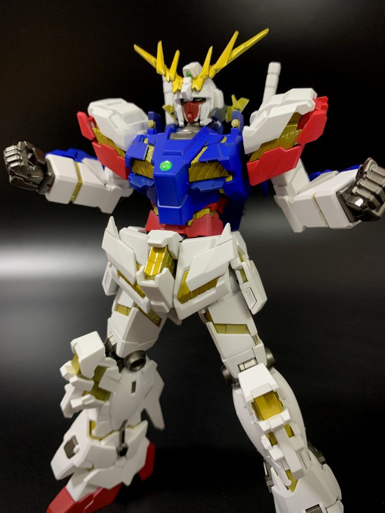 出ろーガンダーーム!!というわけてユニコーンガンダムを変身ガンダムの先輩、シャイニングガンダムに模して塗装してみました。ユニコーンはシャイニングより開く部分が多いですからね、後継機っぽくなるかなあと思ったのですが、どうでしょう。