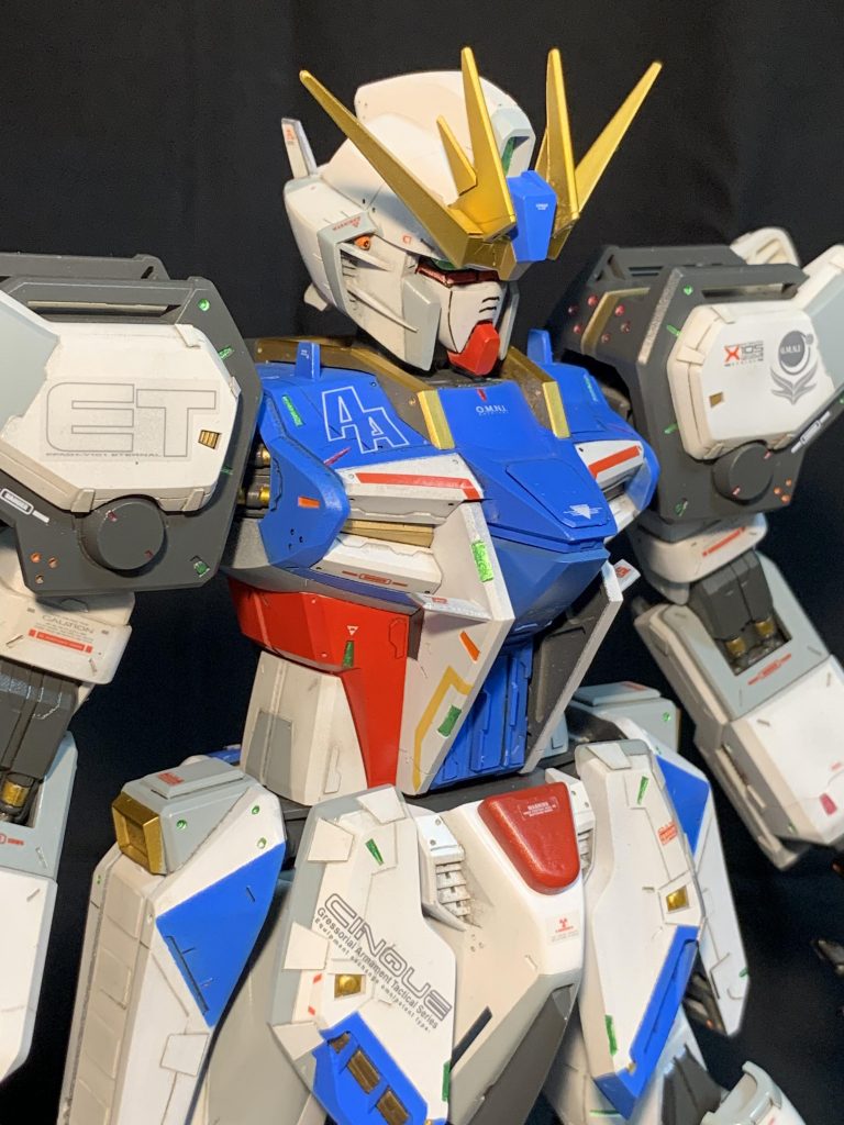 実物大立像があったらこんな感じかも…と想像して、センサーやネオンランプをイメージディテールとして追加。