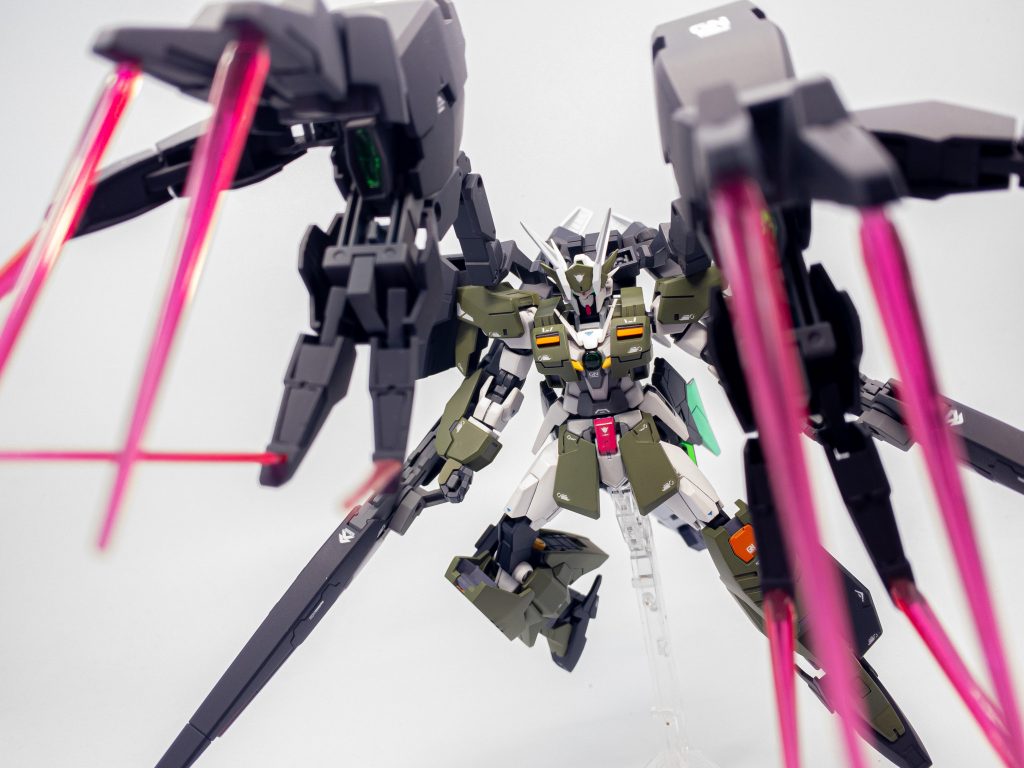 大型ビームサーベルとビームクローで近接戦闘でも敵を寄せ付けない。