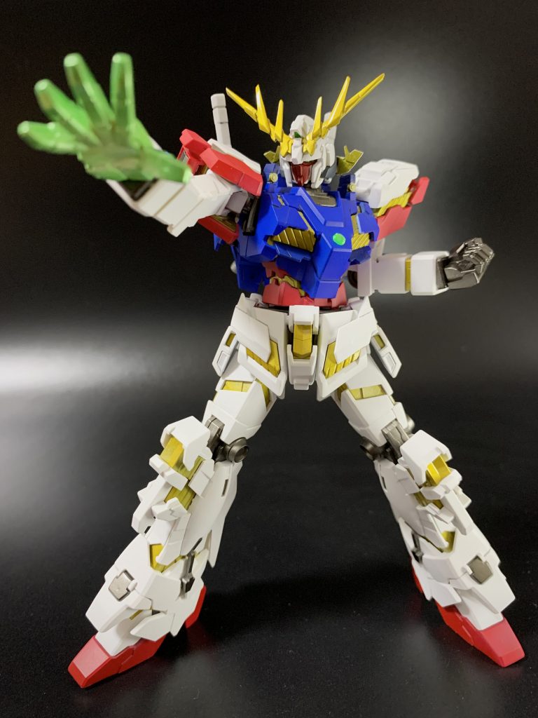 コレをやればどんなガンダムもシャイニングっぽくなるでしょう。シャイニングフィンガァァァァ!!!専用に作った平手はコトブキヤの勇者系キットの流用です。シャイニングフィンガーに使ってくれ、と言わんばかりの良い造形の開き手です。メタルイエローグリーンをグラデーション塗装して、発光してるように見える・・・かな?