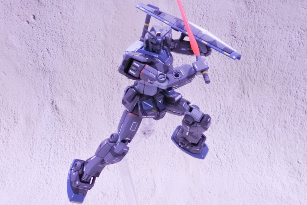 [頭部]・合わせ目消し・頭部バルカンをHI-QパーツEZガンマズルショート1.0mmでディテールアップ・アンテナを削り込んでシャープ化・アゴパーツを削り込んでシャープ化し、さらにクレオス瞬間接着パテでフェイスマスクのスリットを埋め、印象を変更・頭頂部前後センサーに自作クリアパーツを使用しディテールアップ[胸部]・スジボリ追加・コクピットハッチ部分にwaveモールドプレートを貼り付けディテールアップ[肩、腕部]・スジボリ追加[脚部]・合わせ目消し、スジボリ追加[ビームライフル]・合わせ目消し、マズルのスリットを削り込み[ハイパーバズーカ]・合わせ目消し、後方ノズルをHI-Qパーツツインパイプシルバー3.0mmでディテールアップ[カラー]・本体グレー　クレオスニュートラルグレー、MSファントムグレー・本体ブルー　クレオスミディアムブルー・本体ライトグレー(フレーム、バックパック等)　クレオス明灰白色・本体ホワイト　クレオススーパーホワイト・メインカメラ、センサーピンク　クレオス蛍光ピンク・バーニアシルバー　ガイアスターブライトシルバー・武器グレー　クレオスMSグレージオン系・武器ネイビー　クレオスネイビーブルー・墨入れ　タミヤスミ入れ塗料ブラック　タミヤエナメルブラック・本体トップコート　クレオススーパースムースクリアつや消し　クレオススーパークリアⅢ(メインカメラ)・サーフェイサー　クレオスフィニシングサーフェイサー1500グレー[デカール]・アクセント程度に汎用デカール(ガンダムカラーデカール、ベルテクス等)を貼付け