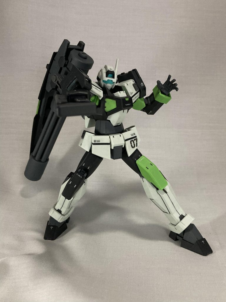 ナックルウェポン、シールドの持ち手をスジボリ道具で掘り抜いて磁石を埋めてからプラ板で蓋しました