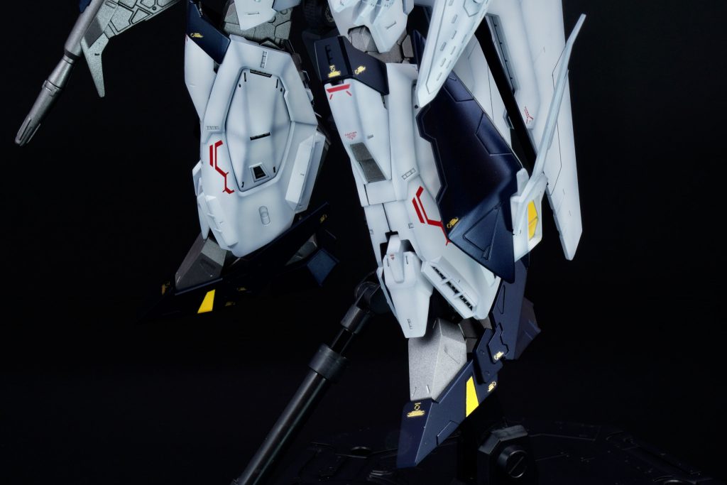 脚部のクスィーガンダムの特徴的なパーツはそのまま残しています。ちょっと強引だったかな。