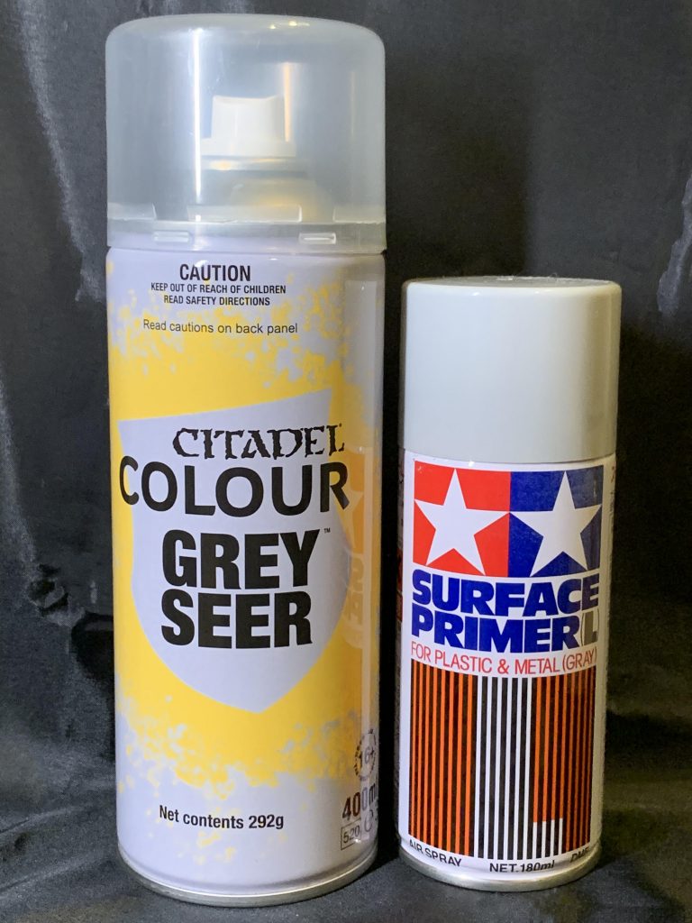 シタデルのサーフェイサーを吹きました。グレーの部分は基本的にこの色です。右のタミヤは大きさ比較用。