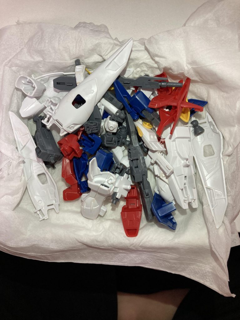 洗浄今回は、以前に部分塗装をして艶消ししたモノをリペイント。なので、まずは塗装を剥がす所からスタートです。ちまちま塗装を剥がすのが面倒だったので、トレーに薄め液を張って、その中にパーツをイン！その後、洗剤で洗って乾燥させた状態です。でも、実はこの時のズボラのせいでパーツが傷んでました。ボロボロと関節部分がひび割れて大変な目に‥‥接続部分や表に出ない部分だけがバッキバキになったのは不幸中の幸いか‥‥次からはちゃんとします。