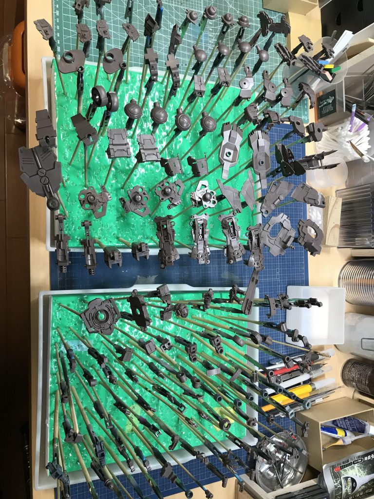 部品が多く一度に塗装となると持ち手が足りず、なにより心が折れそうになるので、各部位ごとに完成させました。最初は内部フレーム。