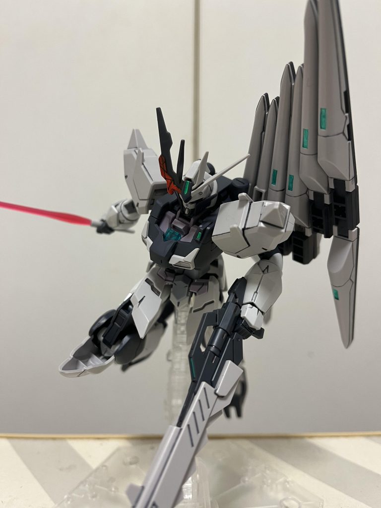 サーベルを抜いて、突撃イメージ。アルスコアは手がそのままビームサーベルになるので、果たしてバックパックのサーベルを使う必要があるのか、は置いといて。