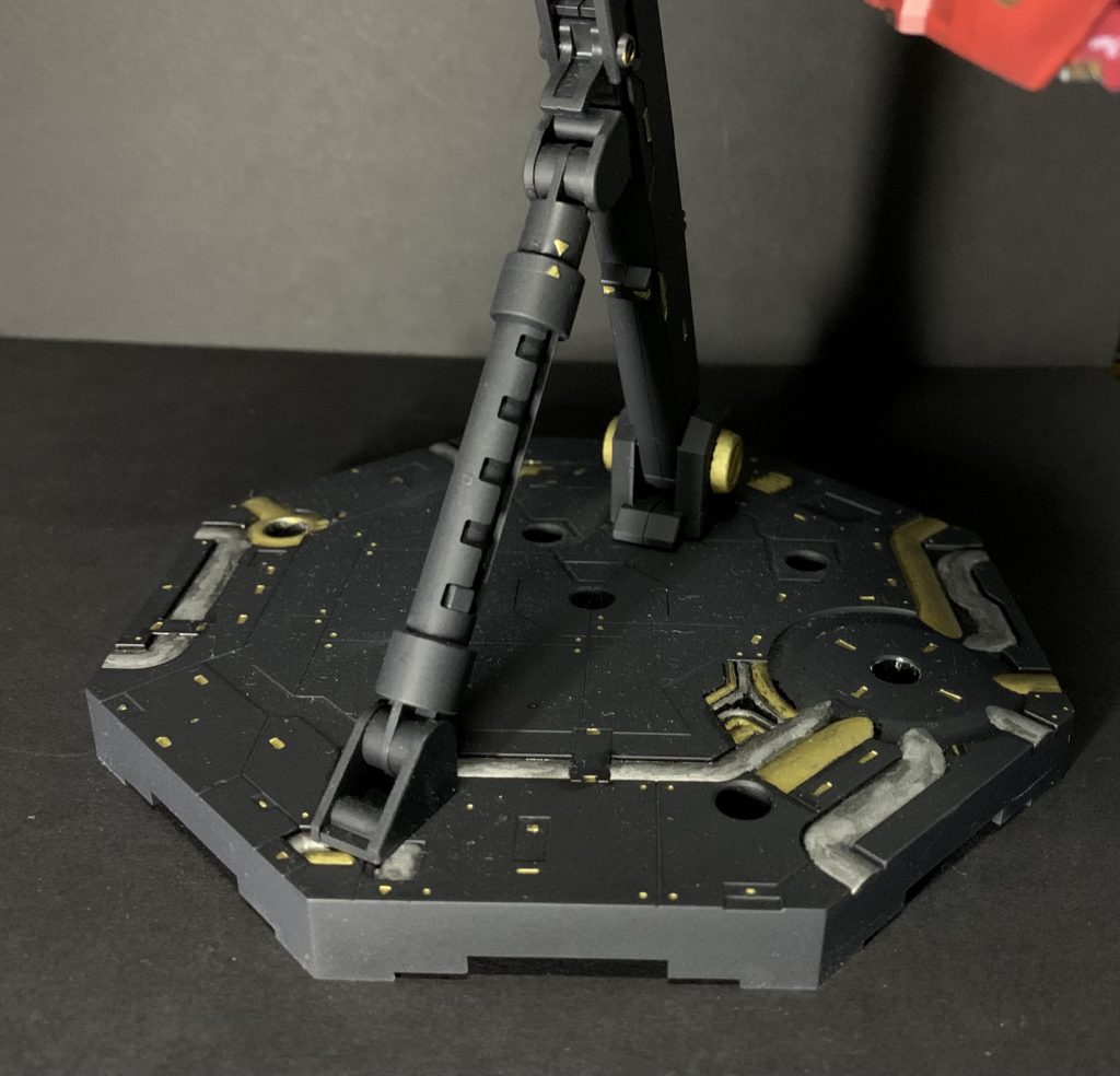 アクションベースも部分塗装を。機体の色味に合わせてガンダムマーカーのゴールド・メタリックシルバー・ガンメタで塗り分け。やはりトップコート吹くと色味がくすんでしまう…