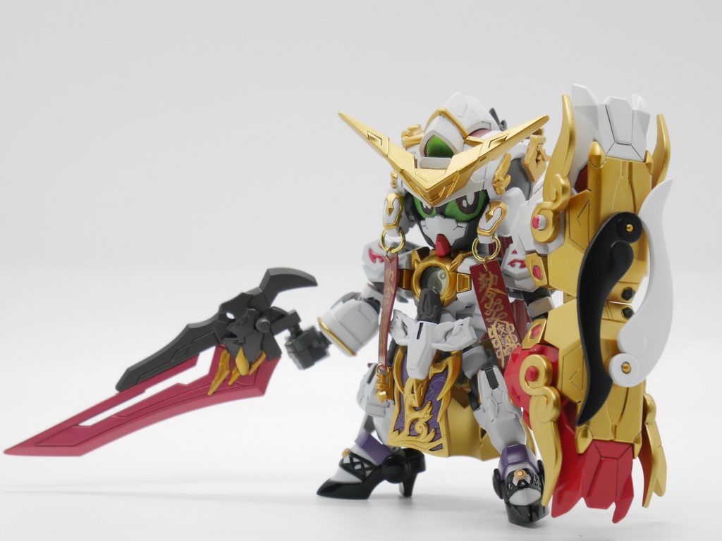 大型クローを上下に合体させることでシールドへと変形。左右のクローのツノが重なり太極図になります。モチーフは最終決戦仕様のナドレ