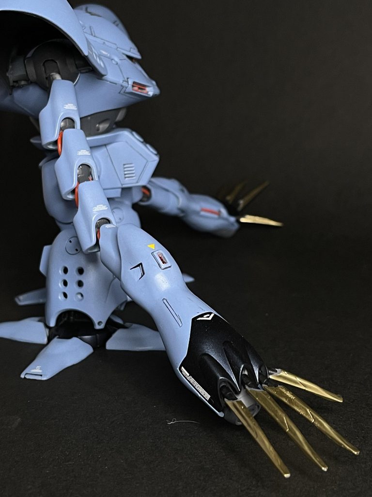フレームに沿ったレッドラインお気付きになりましたでしょうか。そう。外装パーツの内側にチラチラと見える赤色のライン。血管みたいですね。ちょっと気持ち悪いですかね。でも悪役感とカッコイイを融合させた機体を目指した結果がこの作品になります!