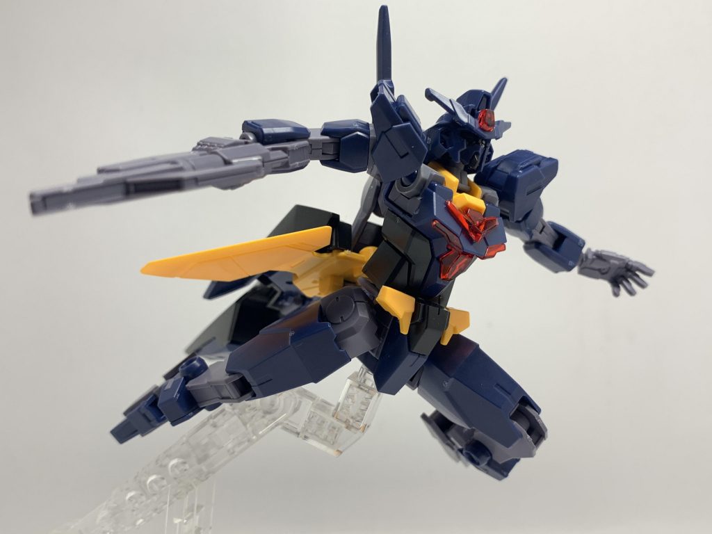 飛翔ポーズ。……黒色系統のカラーリングのおかげか撮影が難しいですね。