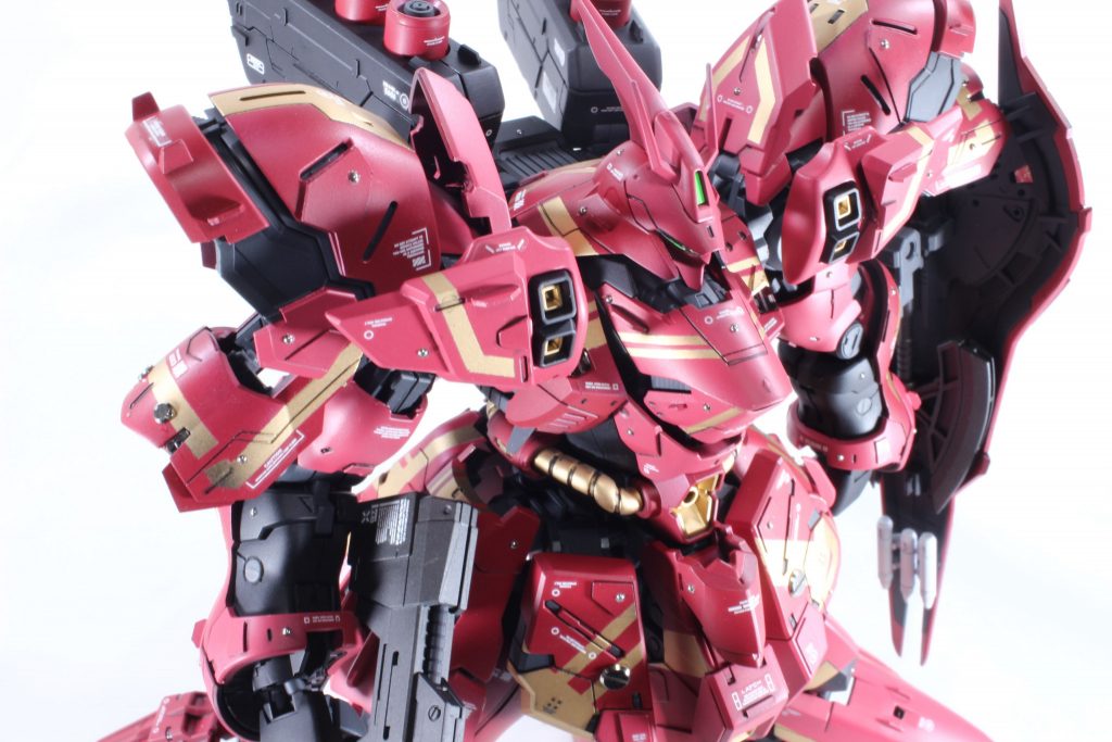 肩下部の円形パーツを切って3分割で固定、上部はバルバトス、スラスタ横にカラミティのパーツをエポパテで接着。最近使ってなかったメタルパーツもナイチンゲールに倣いあしらいました。