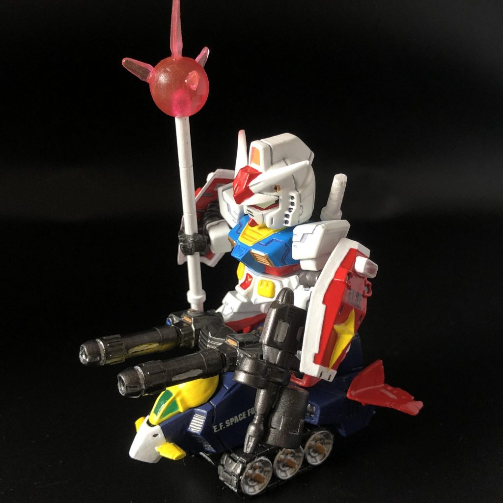 武器てんこ盛りで、クローバーの「DX合体セット」ごっこ。ガンダムとGファイターは、透明プラ棒で、繋げています。