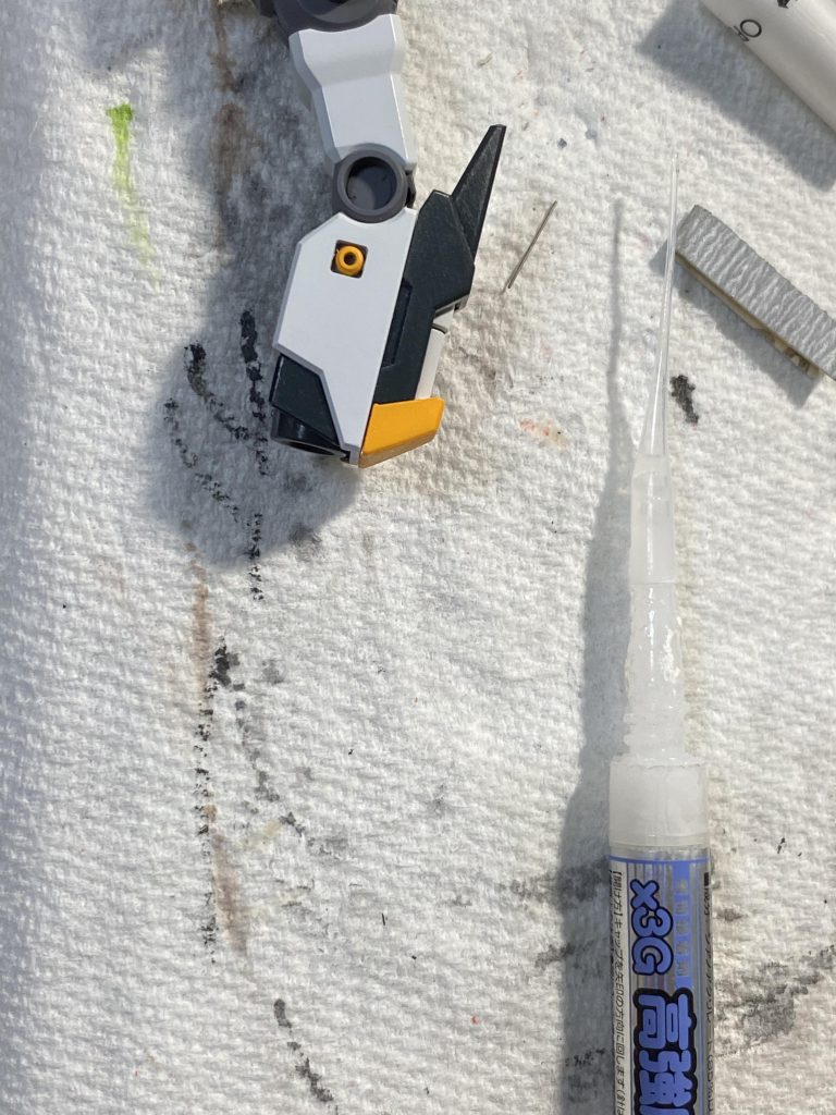 腕の丸いパーツを切り落として別パーツ化。黄色に塗装してから接着しました。