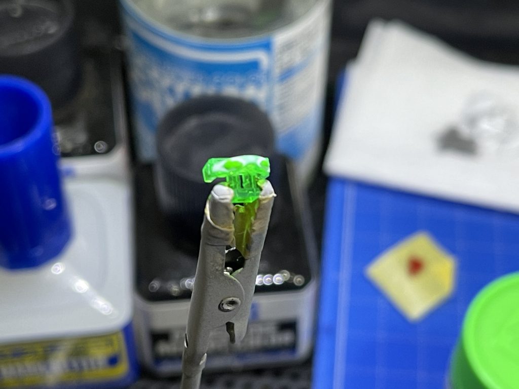 次に目を蛍光グリーンで筆塗りです。