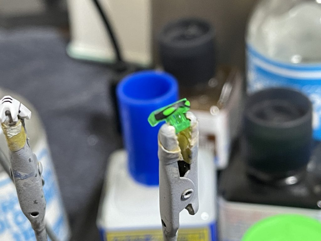 エナメルのフラットブラックで隈取りも塗り塗り。