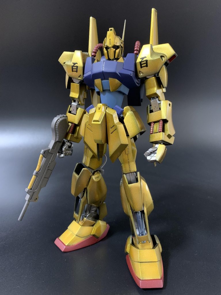 ディジェの時のようにほとんど手を加えず、とはいきませんでした。全身の関節を置き換えています。あと、こだわり所としては塗装です。キャンディ塗装ですか、下地をあえて黒立ち上げにして、その上からクリアを吹くことで、光沢感+陰影も表現してみたつもりです。金色の色味に関しては今までいろんな金を試した中で、現在の自分的最適がこれです。カラーレシピは、黒下地→カッパー(銅)で黒立ち上げ→クリアイエローとクリアオレンジを50/50で混ぜたものを上から拭いてキャンディ塗装です。