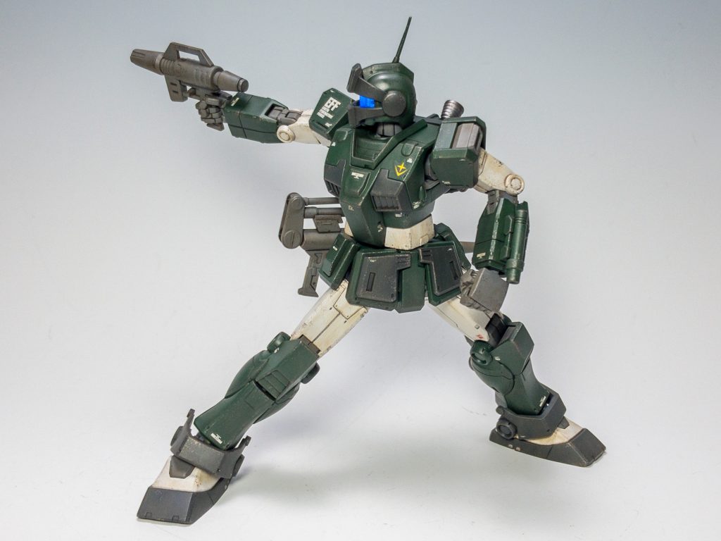 スプレーガンを構えて。サブウェポンまでついてきます!スナイパーライフルを腰のラッチにマウント出来るのもいいですね!