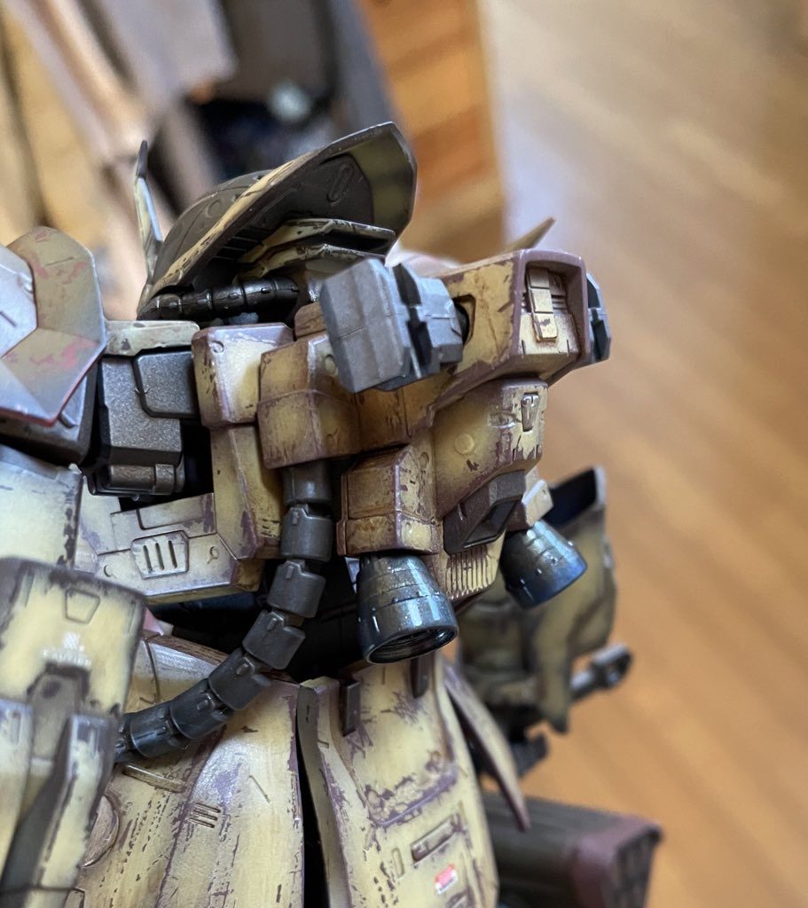 バーニアや、武装類は光沢で仕上げ、それ以外は艶消しで仕上げています。