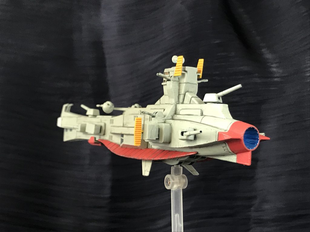 艦船プラモをちゃんと作って完成させると言う行為が初だったもので、戸惑いの気持ちが仕上げに現れてると思います。何が正解なのか結局解らず終い。塗料とか根本からやり方違うかもというのは感じました。