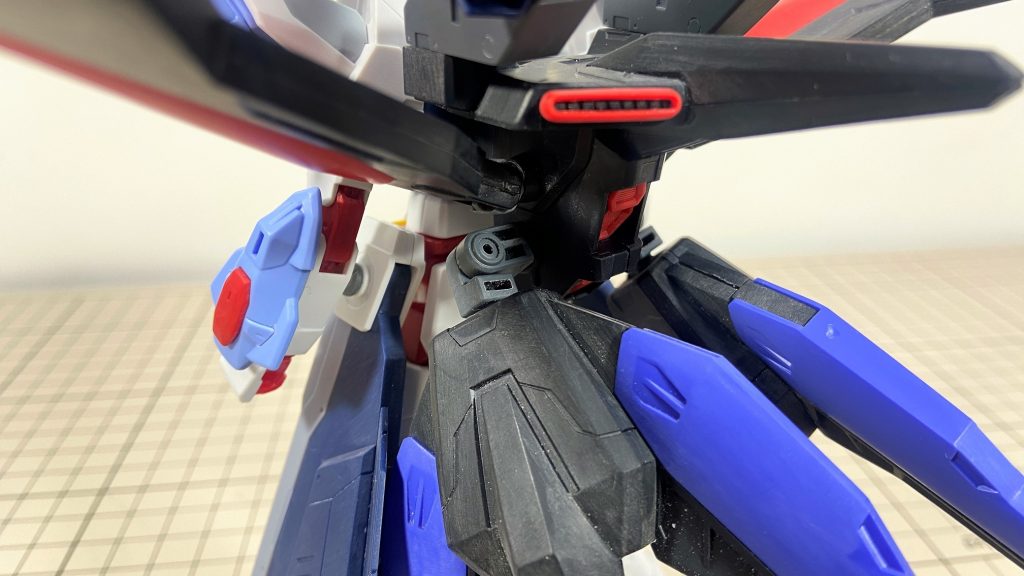 作成時の写真　その2下翼の接続部分はノコで、ぶった切ってガンプラバトルアームアームズのジョイントに置き換え