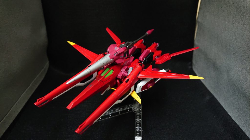 飛行形態に変形は可能なのですが、関節部に塗料が入り込んでしまい肩関節の可動が悪くなってしまったのが今回の反省点です