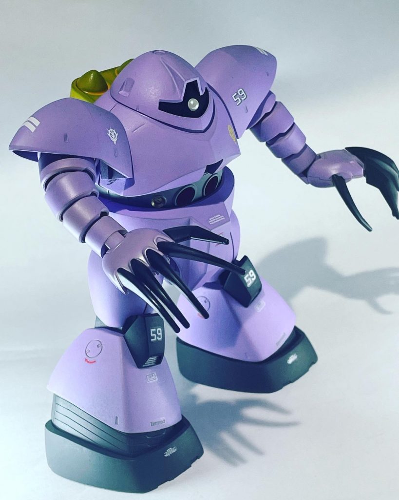 モノアイのシールはパール球のシールを使用。もう少しうまい改造方法があるかなと思いましたが自分にはこれが精一杯。