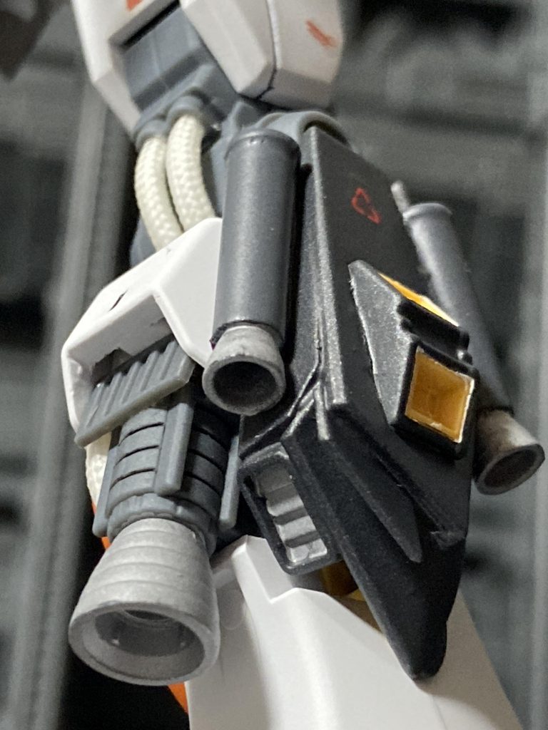 足の太もも外側はセミスクラッチです、プラ板で簡単に箱組して周りに色々つけてそれっぽくディテールアップ。元から付いているスラスターも剥き出させるといいデザイン♪これは見せるべきと思いでカバーを取っ払いました、ちなみに取っ払ったカバーは膝のフレームに変身しました^ ^膝裏のパイプは丁度いいメッシュパイプあったので組み替えています