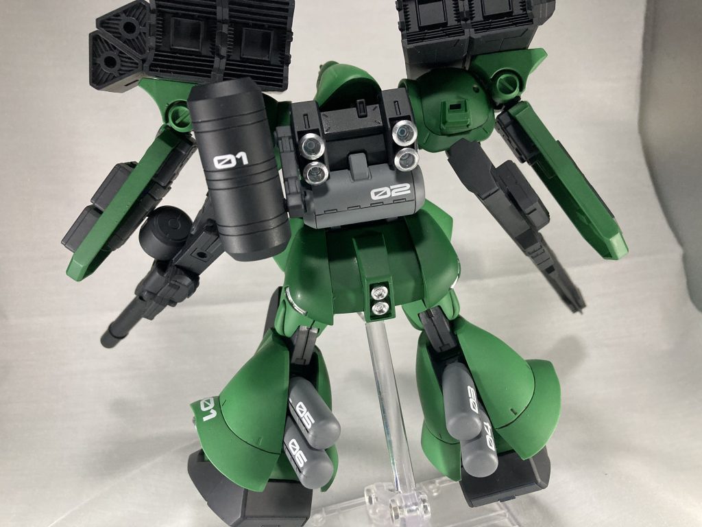 背面、たくさんのタンクとバーニアが重武装機体が動き回ることに説得力を持たせてくれて好きです