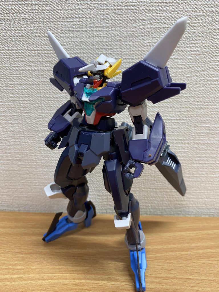 塗装前。頭部：バルバトス＋ツノとアンテナ胴体、腕部：ユーラヴェンガンダム下半身：Gサイフォス、つま先と踵はヴィダール