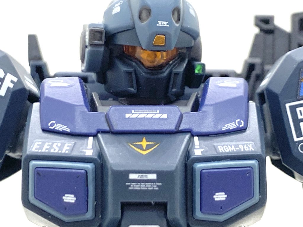 メインカメラはメッキシルバーで筆塗りをし、ゴーグルはコンパウントで磨いています。