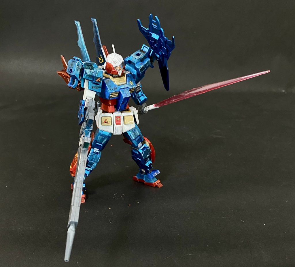 どこか昭和のロボット玩具を思わせる風貌に😆