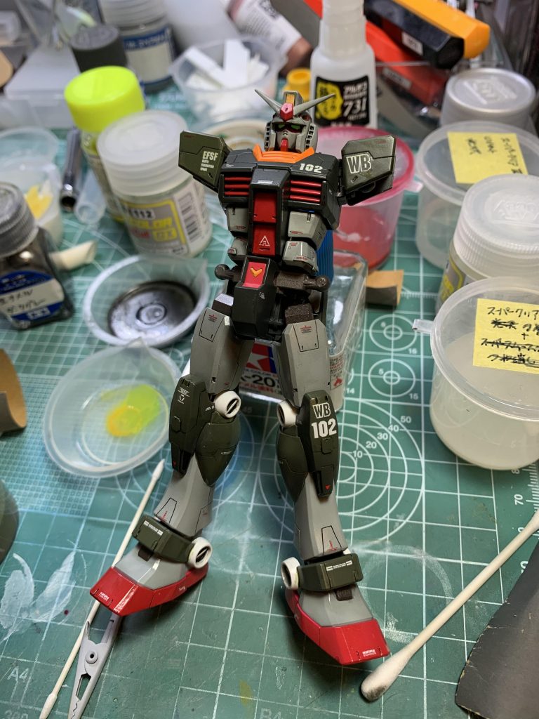エナメルの調色したグレーで墨入れしています。