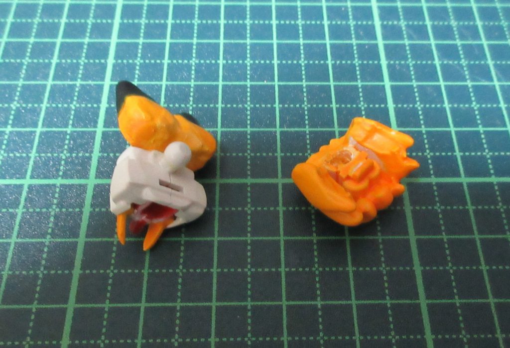 頭部は『ノーベル ガンダム』をベースに、プラ板や パテにて『サーバルちゃん』ぽい外見へと整えていきました。