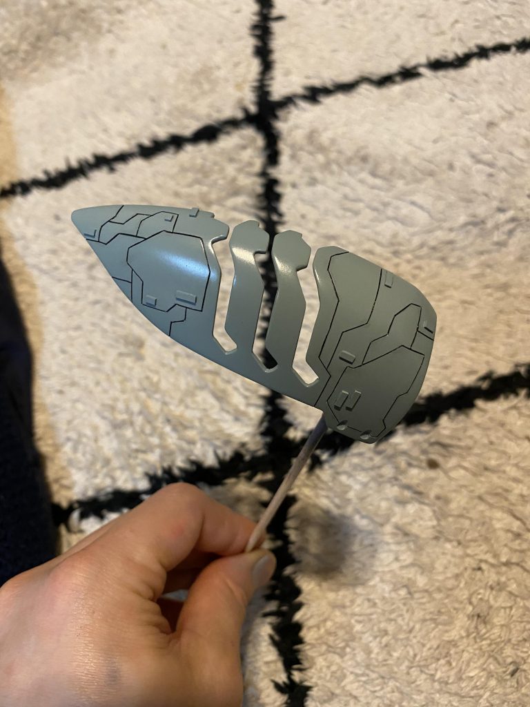 肉抜きをしてスタイリッシュにした後筋彫りでディテールアップしました。