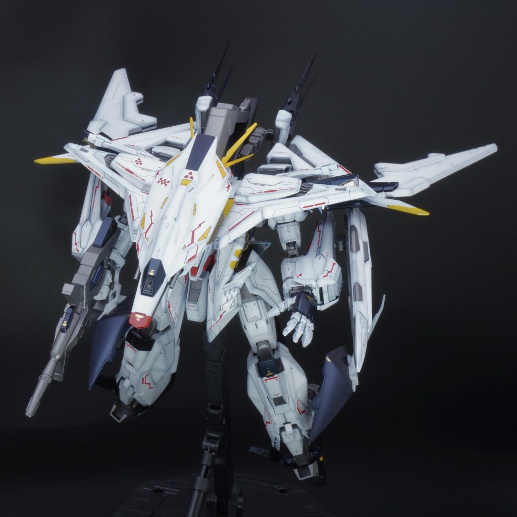 プロヴィデンスのシールドを機首に見立てることで変形時の姿も大きく変えています。高速移動時の安定性の向上と、宇宙空間だとデブリが脅威となるので安全性を高める効果もあります。多分。でも上から見るとガウォークにしか見えない。