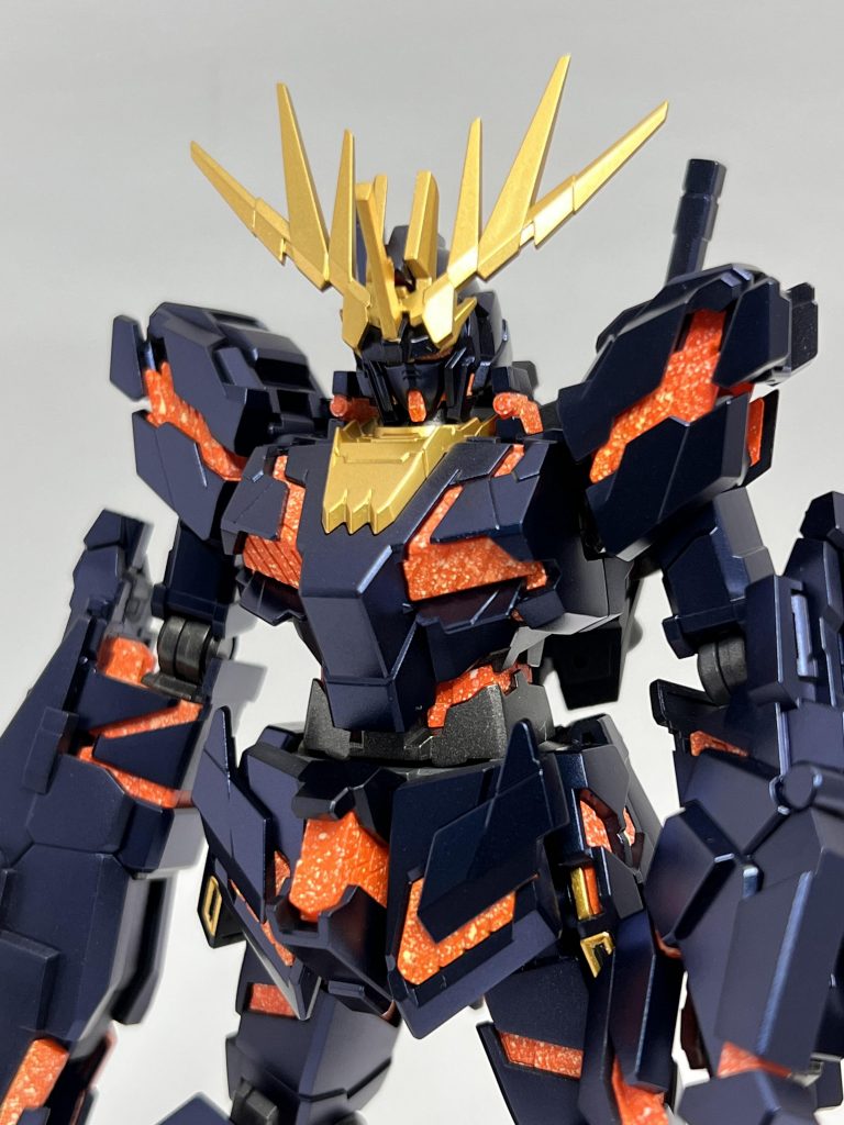 以下、参考までに塗装レシピです。ガイアノーツ→(G)GSIクレオス Mr.カラー→(M)・本体メイン下地(G)EXブラック→(G)プリズムブルーブラック・バックパック、足先(G)EXブラック・アンテナ、首周り等下地(G)EXブラック→(G)スターブライトゴールド・サイコフレーム下地(M)GXクールホワイト→(G)ピュアオレンジ+(G)蛍光オレンジ→(G)クリアイエロー・サイコフレーム粒子(M)GXクールホワイト・関節、腹部等(M)黒鉄色