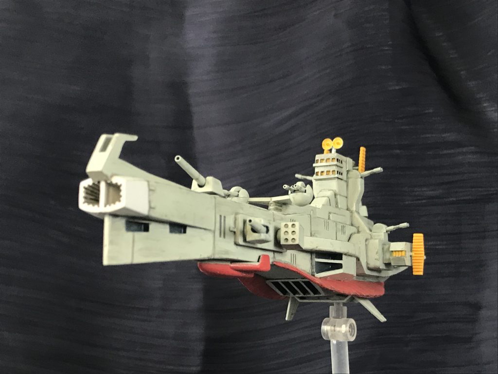 自分、ヤマトは世代的に若干ずれてる事もありあんまり見てなかったんですが、まあその理由が「巨大ロボが出ない」だけの事で、一方で宇宙世紀艦船には波動砲が無い！などと不満を抱く難しいガキンチョだったんです。じゃあじゃあ、ガンダムの量産艦船であるサラミスとヤマトの量産艦船である主力戦艦を合体させればばっちりじゃんというという発想なのです。