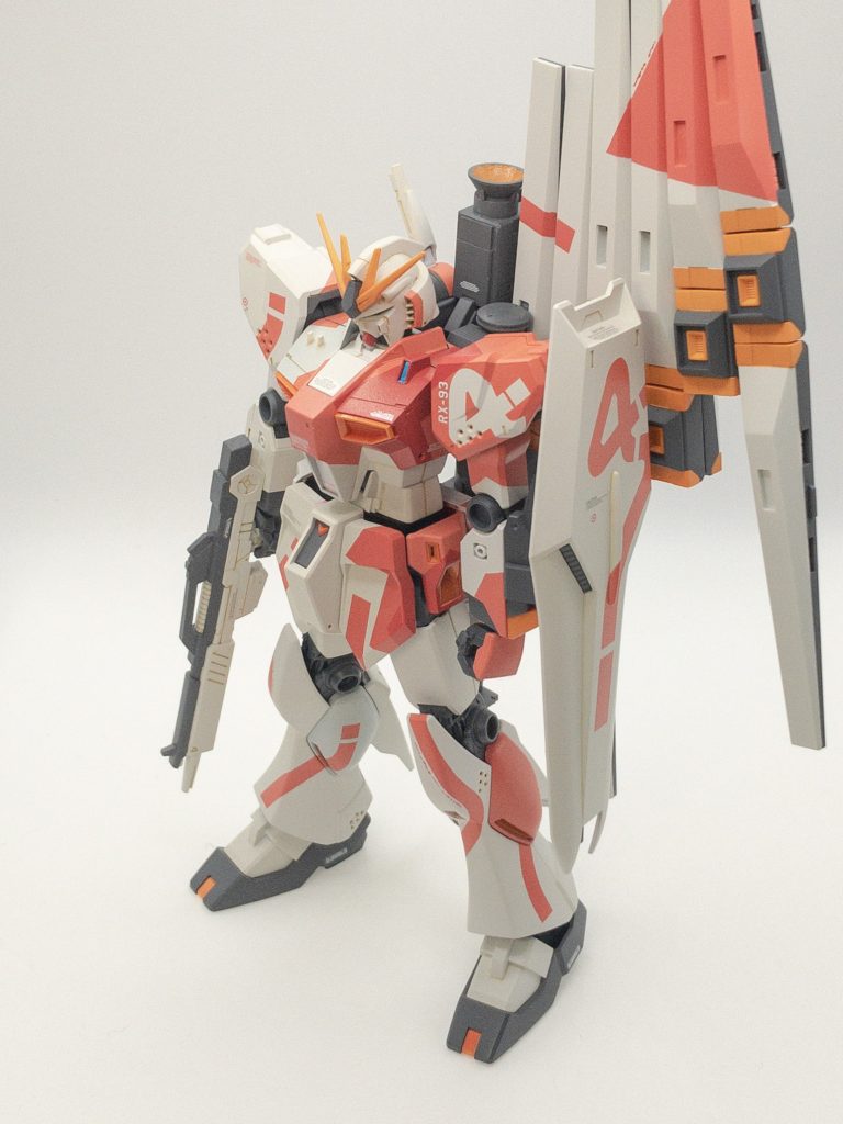 マスキング塗装は慣れていないのでキツかったですが、あさの氏デザインのカラーリングニューがどうしても手元に置きたかったという欲がモチベーションに繋がったような気がしますあと、「ガンダムマーカー縛り」の為に地味に最後のスミ入れに苦労しました。リアルタッチマーカー(ブラウン)を消しペンで「中和」させながら色を付けていく事で、濃すぎないスミを入れる事でこの問題はクリア