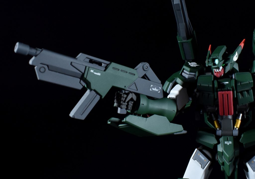 もともとのライフルがあまり好みではなかったので、獅電のアサルトライフルに変更。大きさも丁度よく、機体カラーに合わせて塗分けたのでいい感じです。