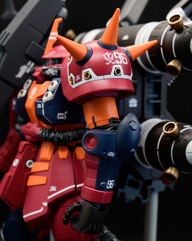 実は2度のリペイントをやってます。最初はレッドとネイビー、ホワイトだけを塗って飾っておいたのですが、全塗装に拘って、もう一度バラして塗りましたw