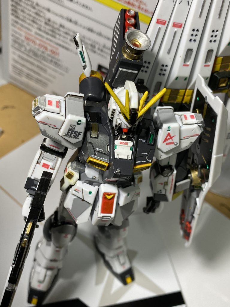 上から 既にデカールがプリントされており、分解もほぼできないためはみ出さないように塗装するのが大変でした。