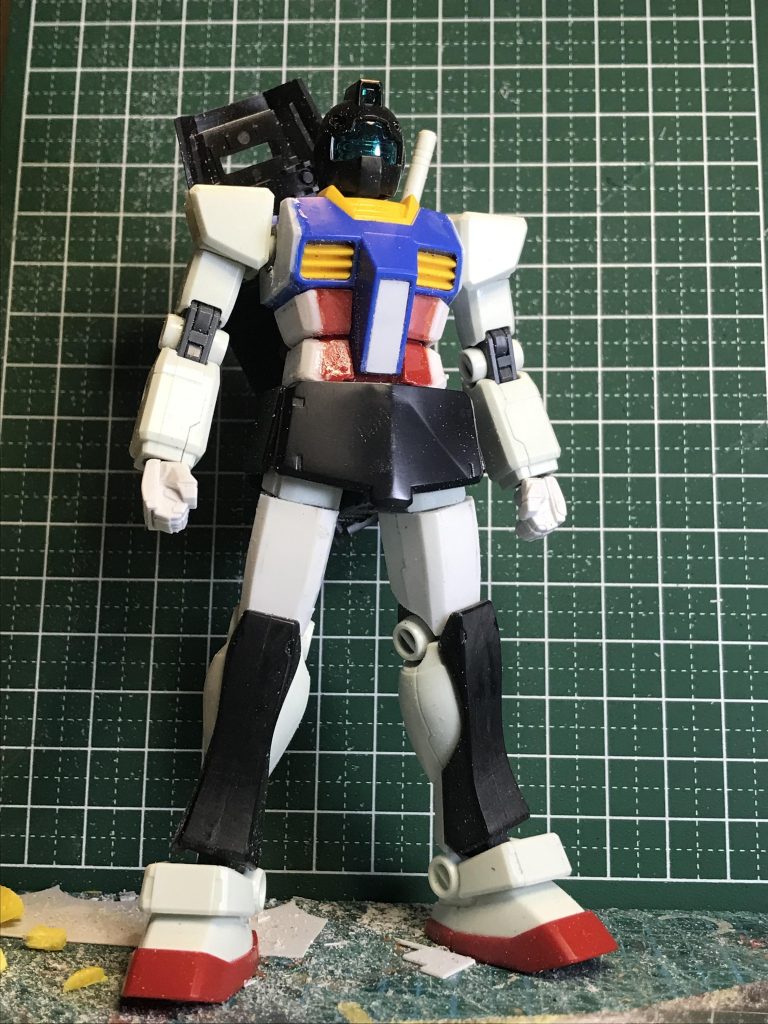 頭部、肩アーマー&関節、腰パーツ、脛アーマー、シールドはHGUCジムから。残りの部分がリバイブガンダムです。画像の肩アーマー&関節はリバイブですが、肩の軸位置が気になってこの後HGUCに変えてます。ウエスト、太腿盛ってます。ウェストに関してはまだ盛りたかったくらいです。