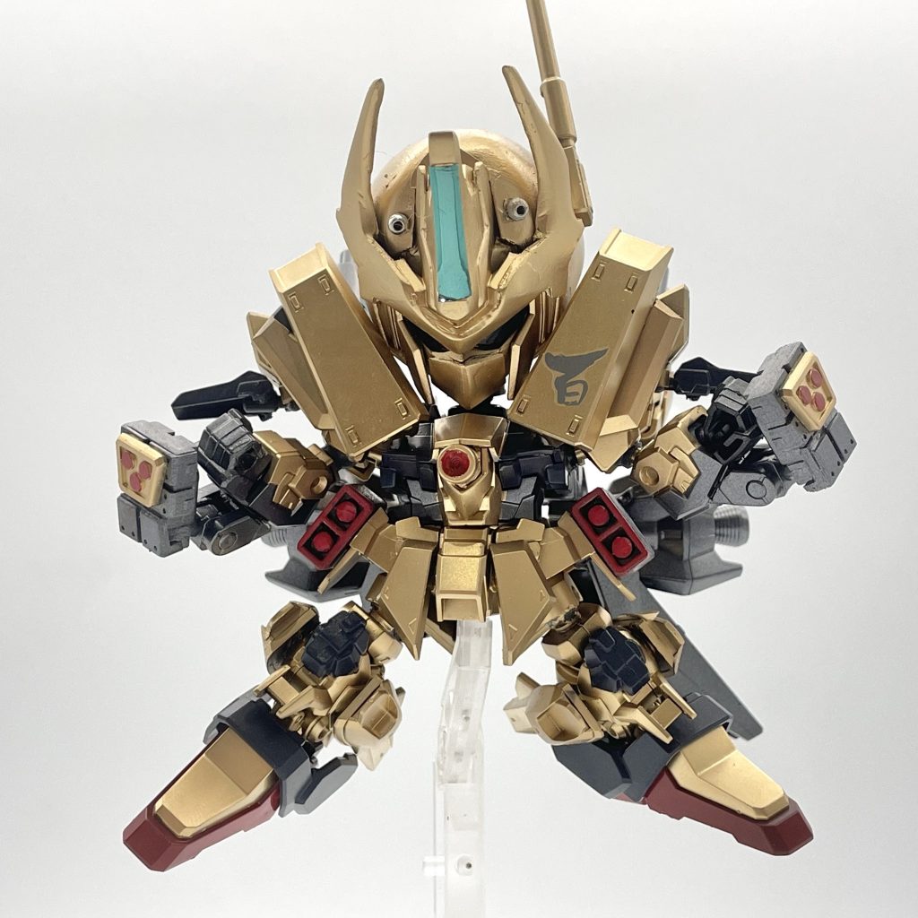 腕部に装備したロマン装備の炸裂ボルトももちろん再現。両腕とも前部に展開可能です。ボールデンのミサイルハッチパーツと、SD紅武者アメイジングの肩部のパーツを使用しました。ぽいでしょ?笑