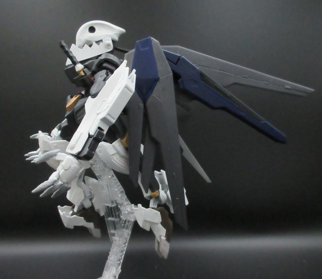 背中に 複数の棺を 背負わせたかったのですが、それを作る技術が無かったので『フリーダムガンダム』のウイングを 棺っぽい色合いに変更して 代用しました( ̄▽ ̄;)