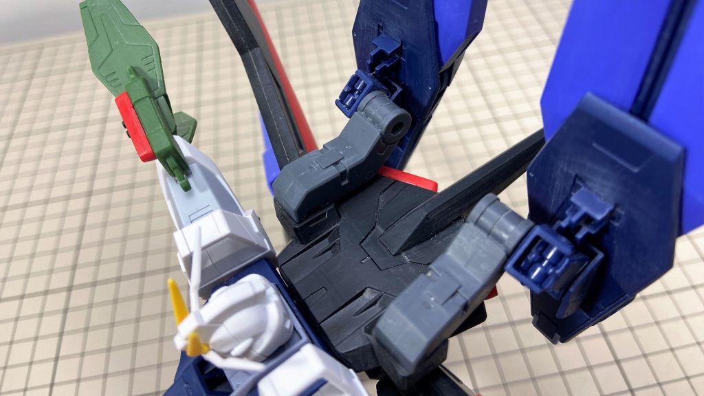 作成時の写真　その3アメイジングのバックパックに付いているヴレイブドラグーンはコトブキヤのジョイントセットBのパーツで中継しています。