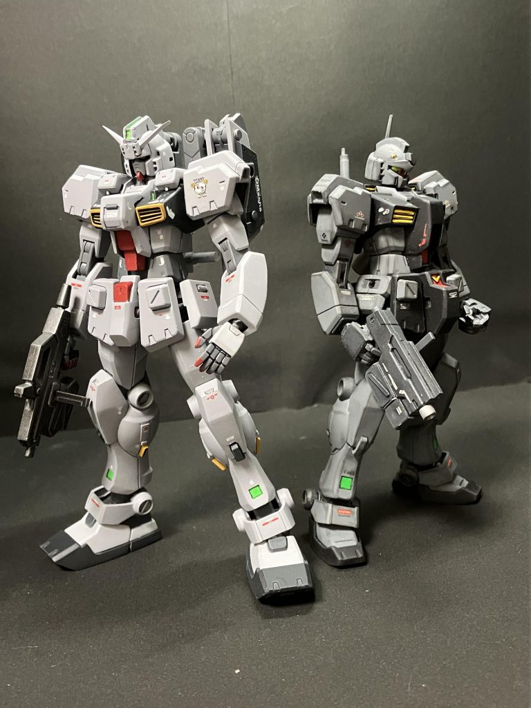 バインダーを外して軽装タイプ。ちなみにマスクもマグネットで脱着可能です。以前製作したGM/GMベースのジムクゥエルと一枚。少しは進歩したでしょうか。