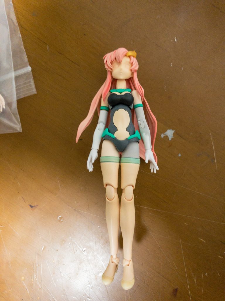 一応、塗装前です。工作はさほど大したことはしていません。足にポリキャップを入れて、接続を少し変更した程度です。